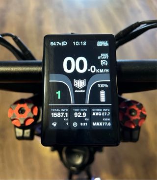 Se vende este patinete eléctrico como nuevo.