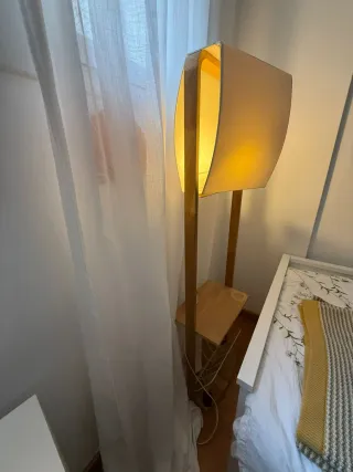 Lampara de pie con estantería