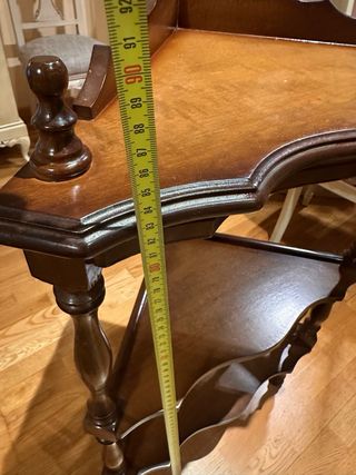 Estantería esquinera de madera torneada