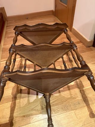 Estantería esquinera de madera torneada