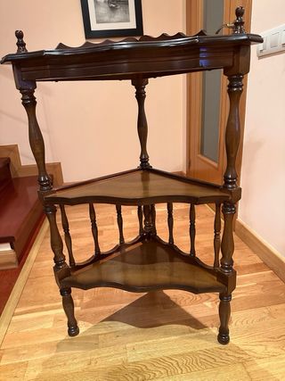 Estantería esquinera de madera torneada