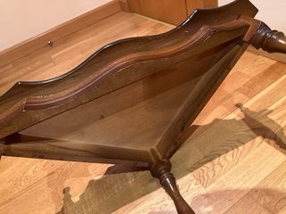 Estantería esquinera de madera torneada