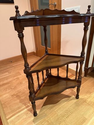 Estantería esquinera de madera torneada