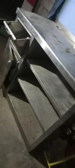 Mueble inoxidable de cafetera industrial.