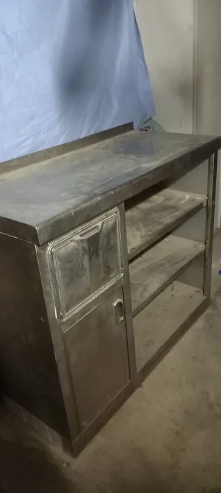 Mueble inoxidable de cafetera industrial.