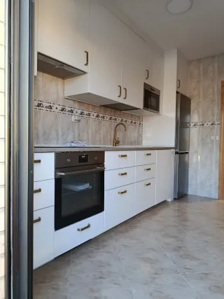 montaje de cocina, muebles, puertas y suelo