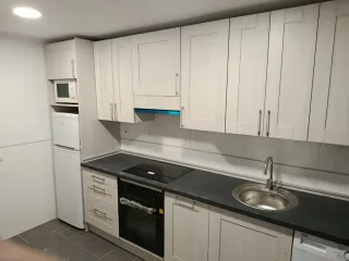 montaje de cocina, muebles, puertas y suelo