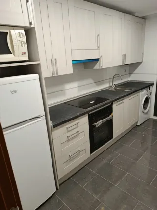 montaje de cocina, muebles, puertas y suelo