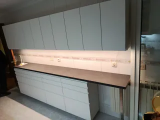 montaje de cocina, muebles, puertas y suelo