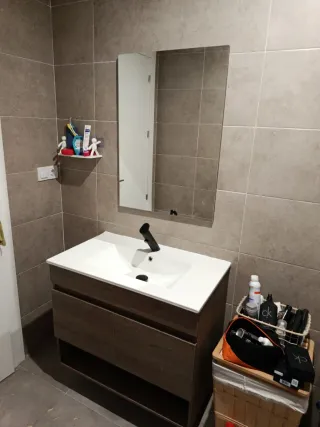 montaje de cocina, muebles, puertas y suelo