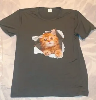 Camiseta negra de chica con dibujo de gato
