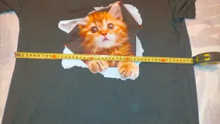 Camiseta negra de chica con dibujo de gato