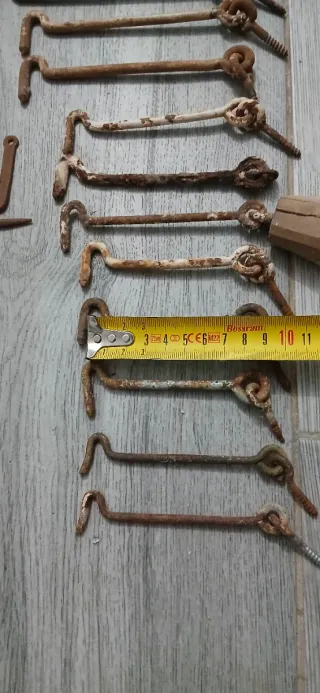 Lote ganchos albadilla distintos tamaños.