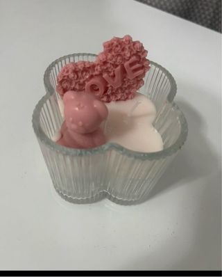 Vela branca com urso e coração