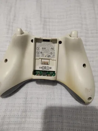 Lote Xbox 360 E , mandos y juegos (piezas)