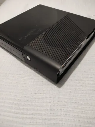 Lote Xbox 360 E , mandos y juegos (piezas)