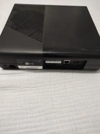 Lote Xbox 360 E , mandos y juegos (piezas)