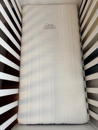 Cuna de madera y colchon