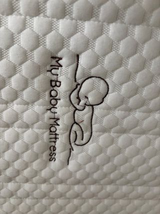 Cuna de madera y colchon