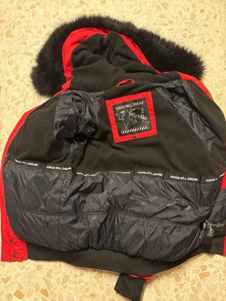 Chaquetón Kings Will Dream rojo con capucha