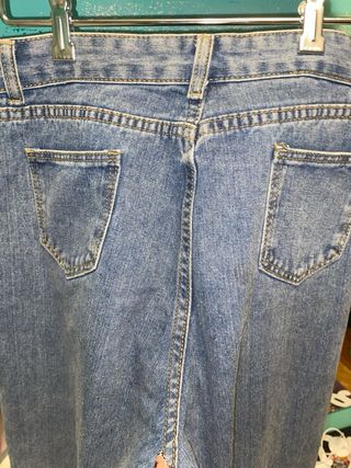 Pantalon vaquero tipo campana, tiro medio-alto