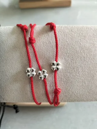 Pulsera Roja Ajustable con Trébol Plata