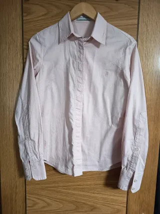 Camisa rosa Carolina Herrera.