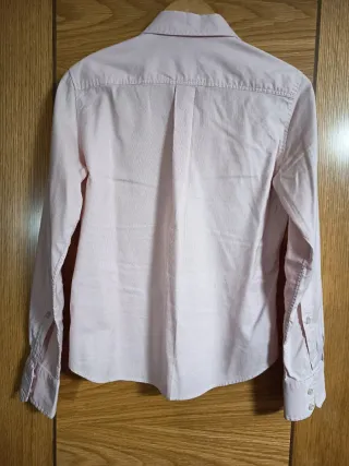 Camisa rosa Carolina Herrera.
