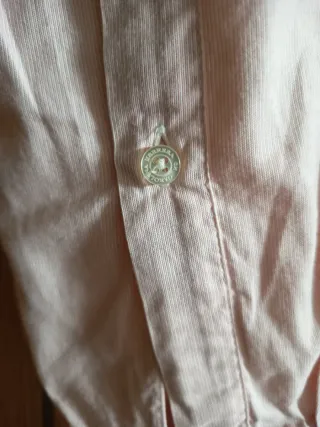 Camisa rosa Carolina Herrera.