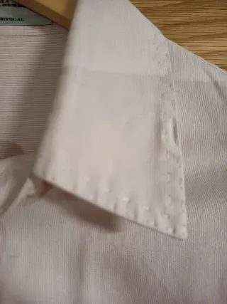 Camisa rosa Carolina Herrera.