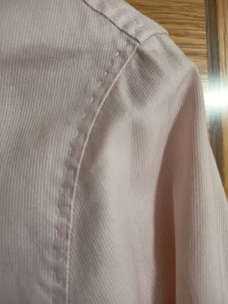 Camisa rosa Carolina Herrera.