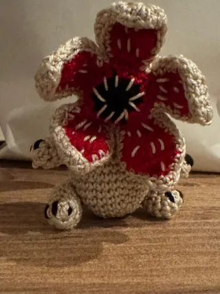 Amigurumi monstruo cabeza de flor, bebe.