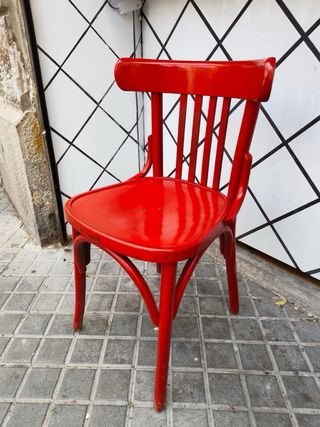 Sillas de bar de madera rojas.