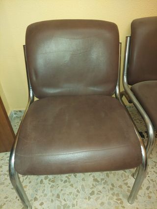 Sillas de oficina marrones y plateadas