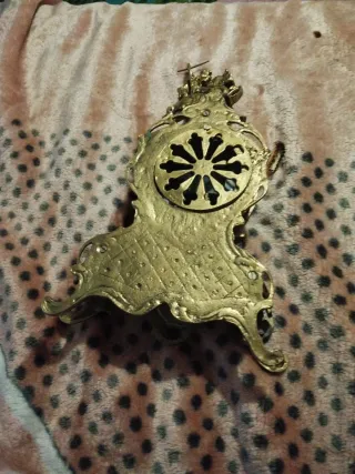 reloj de bronze sobre mesa