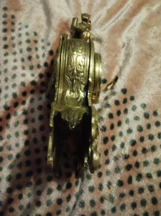 reloj de bronze sobre mesa