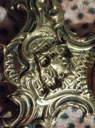 reloj de bronze sobre mesa