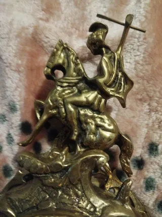 reloj de bronze sobre mesa