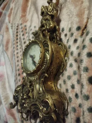 reloj de bronze sobre mesa