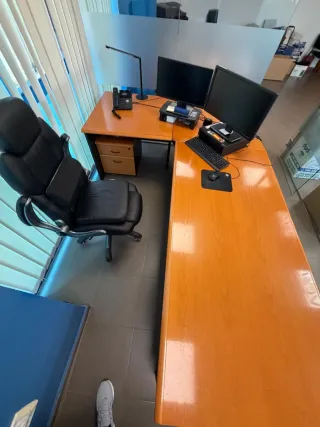 Conjunto de muebles de oficina de madera