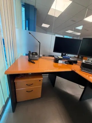 Conjunto de muebles de oficina de madera