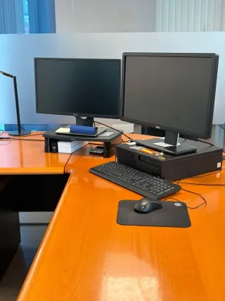 Conjunto de muebles de oficina de madera