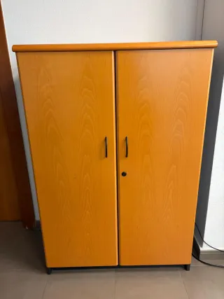 Conjunto de muebles de oficina de madera