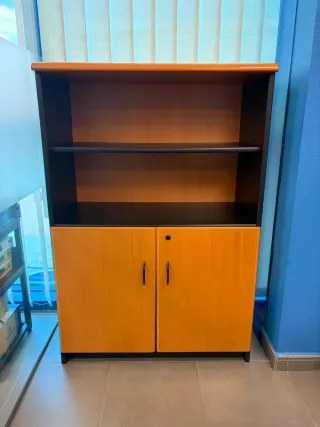 Conjunto de muebles de oficina de madera