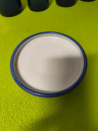 Tarro de cerámica para los cubiertos