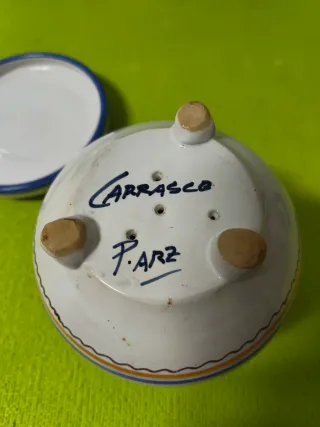 Tarro de cerámica para los cubiertos