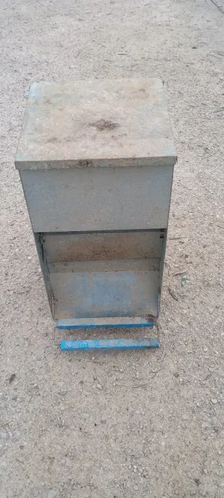 Comedero para gallinas con tapa de cierre