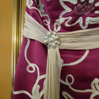 Vestido de fiesta morado y blanco