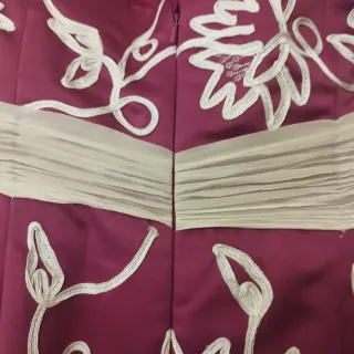 Vestido de fiesta morado y blanco