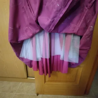 Vestido de fiesta morado y blanco